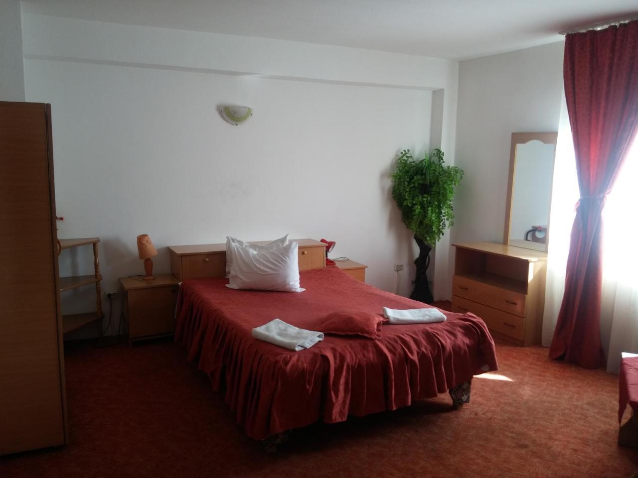 Riviera Valceana Bed & Breakfast Râmnicu Vâlcea Екстериор снимка